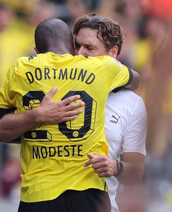Dortmunds französischer Stürmer Anthony Modeste jubelt mit Trainer Edin Terzic.