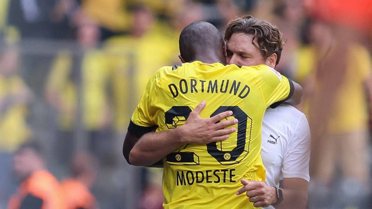 Dortmunds französischer Stürmer Anthony Modeste jubelt mit Trainer Edin Terzic.