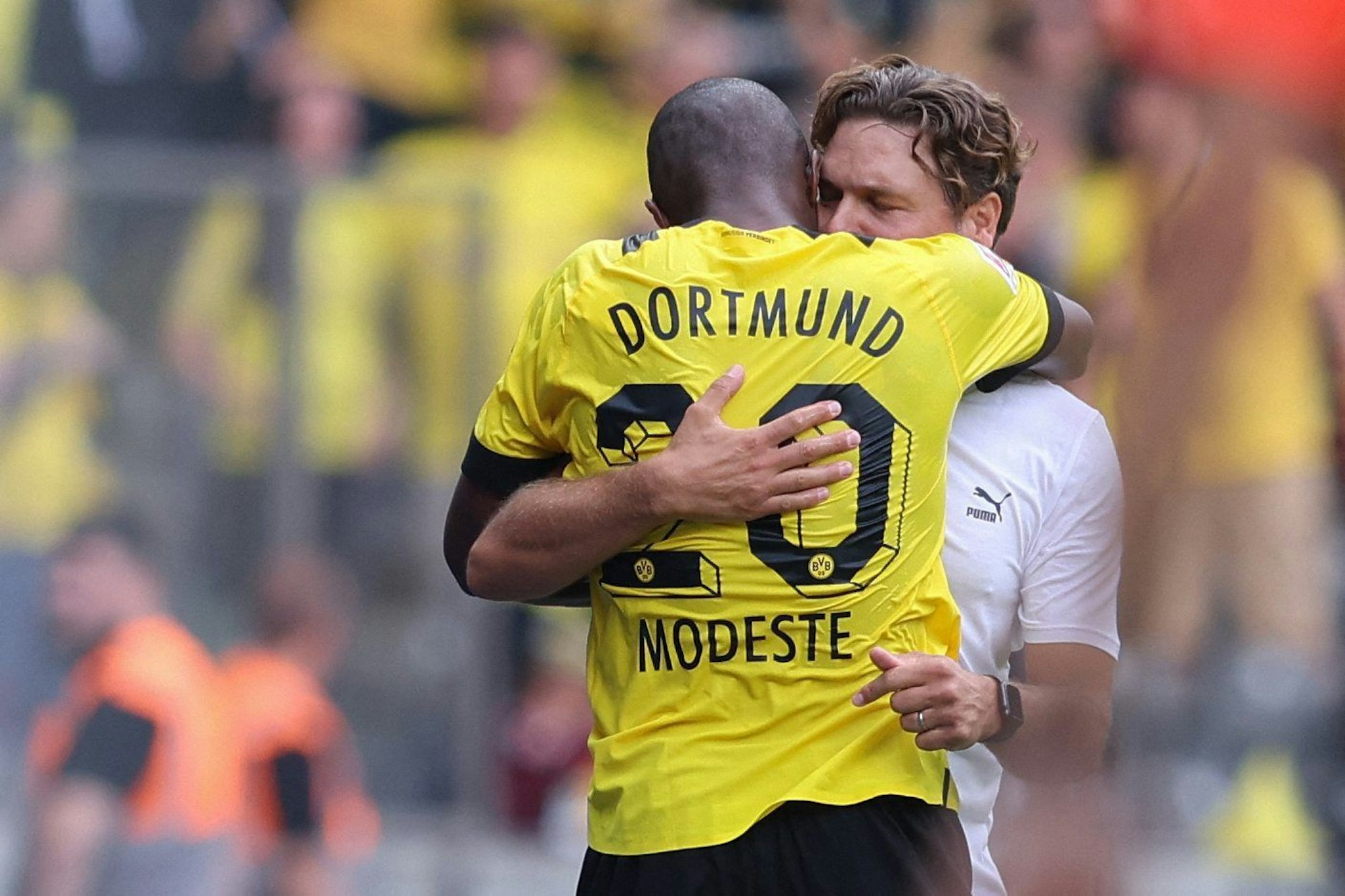 Dortmunds französischer Stürmer Anthony Modeste jubelt mit Trainer Edin Terzic.