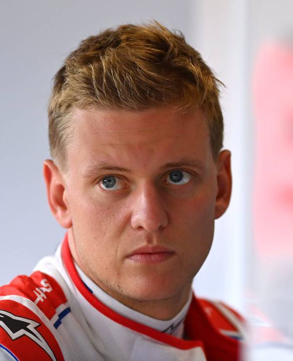 Mick Schumacher blickt im Fahrerlager der Formel 1 kritisch
