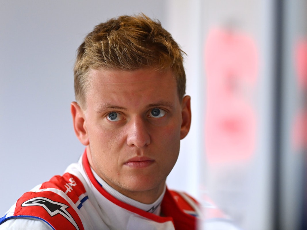Mick Schumacher blickt im Fahrerlager der Formel 1 kritisch