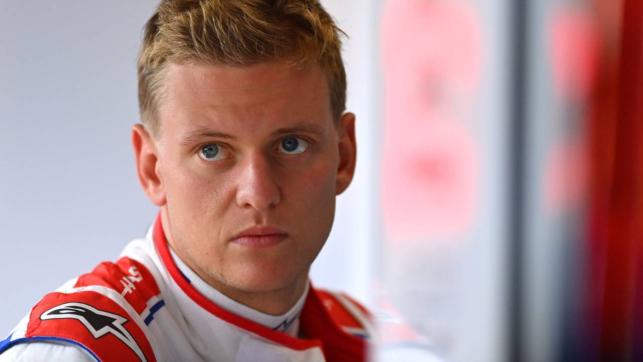 Mick Schumacher blickt im Fahrerlager der Formel 1 kritisch