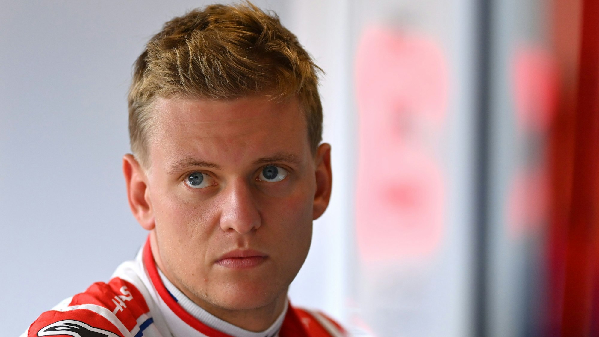 Mick Schumacher blickt im Fahrerlager der Formel 1 kritisch