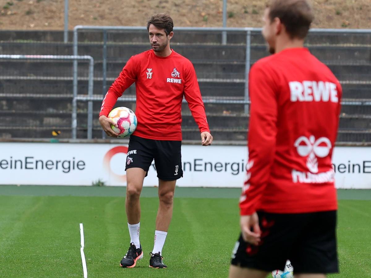Mal wieder auf dem Rasen: Mark Uth am Samstag (27. August 2022) beim Abschlusstraining vor dem Stuttgart-Spiel.