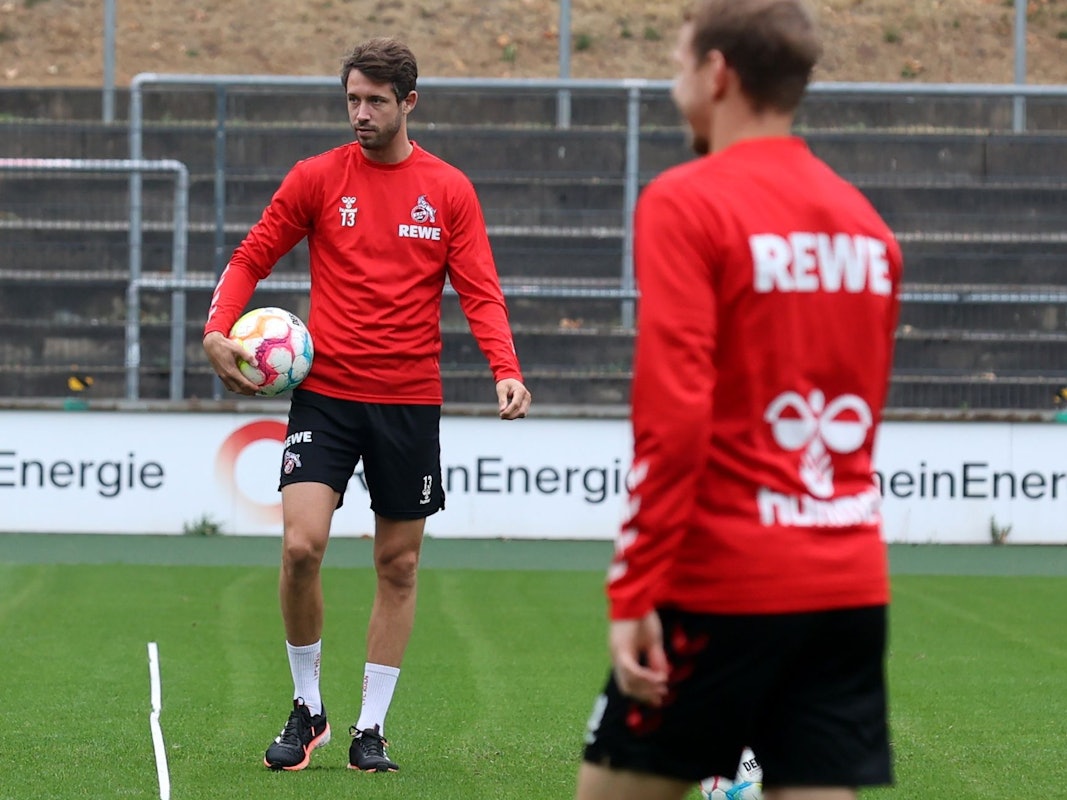 Mal wieder auf dem Rasen: Mark Uth am Samstag (27. August 2022) beim Abschlusstraining vor dem Stuttgart-Spiel.