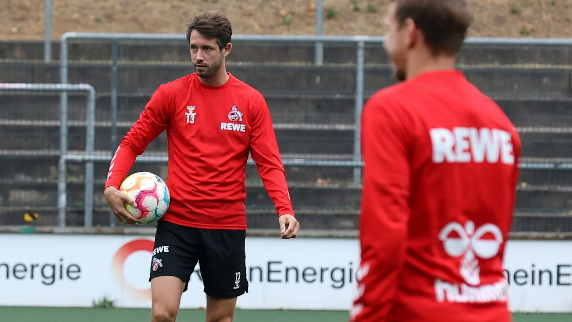 Mal wieder auf dem Rasen: Mark Uth am Samstag (27. August 2022) beim Abschlusstraining vor dem Stuttgart-Spiel.
