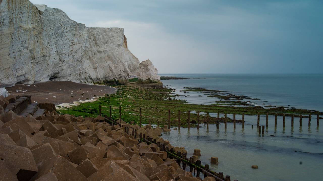 Ein Küstengebiet in Seaford (England). Die Umweltbehörde hat im gesamten Vereinigten Königreich Verschmutzungswarnungen herausgegeben, nachdem die jüngsten starken Regenfälle und Überschwemmungen die Wasserqualität beeinträchtigt haben.