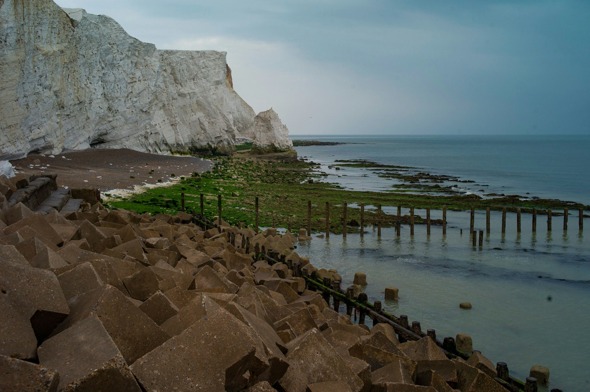 Ein Küstengebiet in Seaford (England). Die Umweltbehörde hat im gesamten Vereinigten Königreich Verschmutzungswarnungen herausgegeben, nachdem die jüngsten starken Regenfälle und Überschwemmungen die Wasserqualität beeinträchtigt haben.