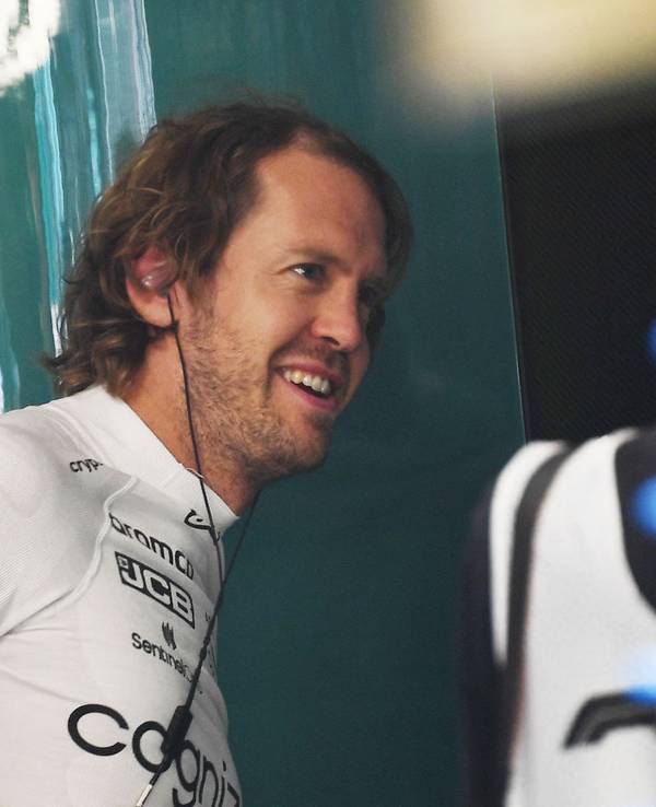Sebastian Vettel lacht in der Box der Formel 1 im Fahrerlager der Formel 1.