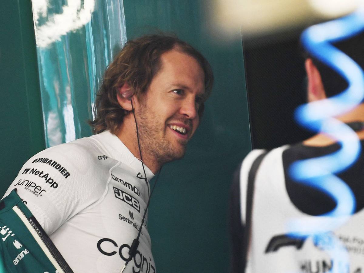 Sebastian Vettel lacht in der Box der Formel 1 im Fahrerlager der Formel 1.