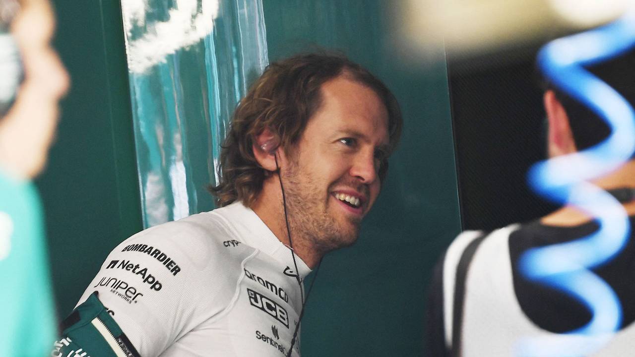 Sebastian Vettel lacht in der Box der Formel 1 im Fahrerlager der Formel 1.
