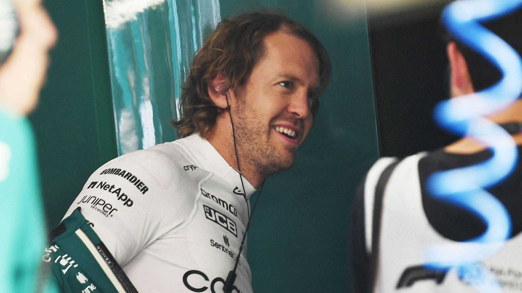 Sebastian Vettel lacht in der Box der Formel 1 im Fahrerlager der Formel 1.