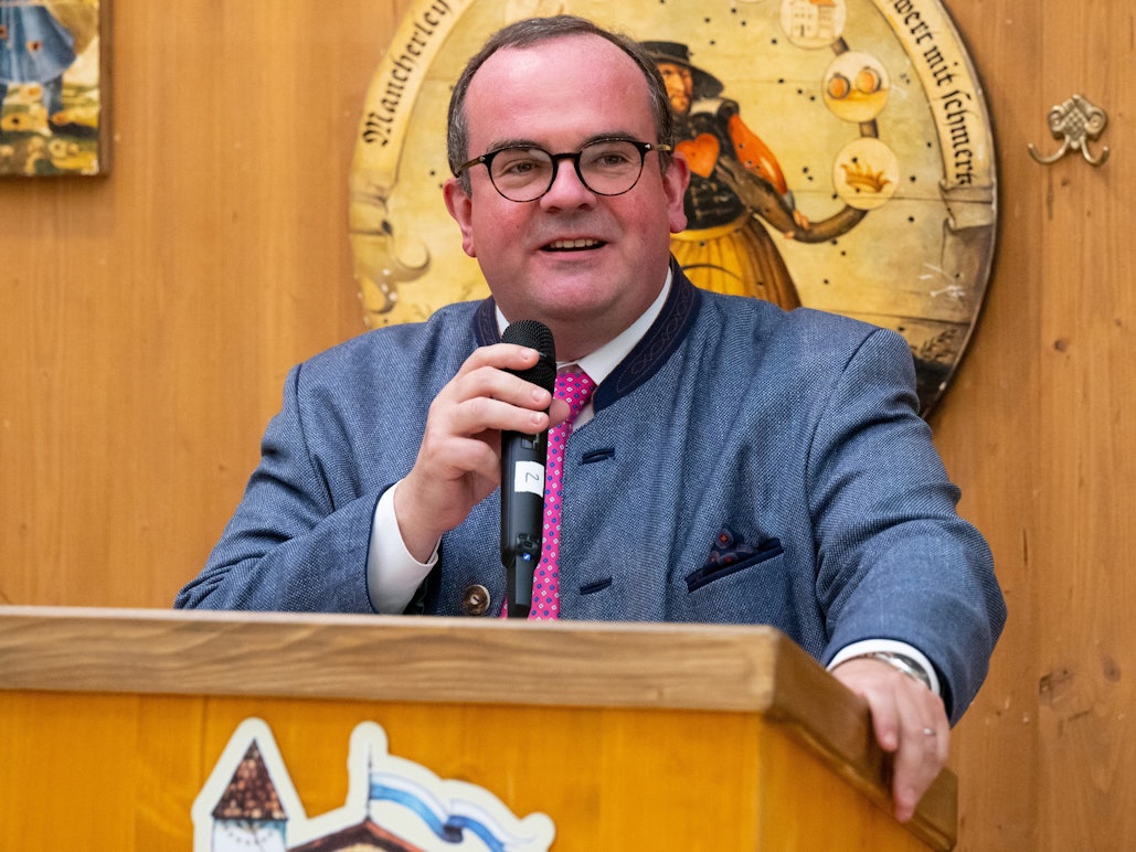 Clemens Baumgärtner (CSU), Referent für Wirtschaft und Arbeit der Landeshauptstadt München und Wiesn-Chef, am 25. August 2022 bei einer Pressekonferenz in München.