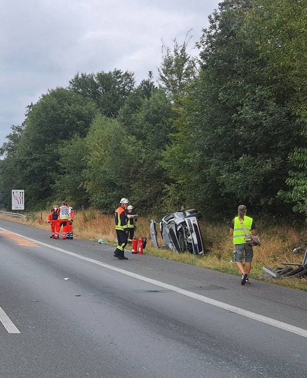 Unfallstelle auf der A3 - ein Fahrzeug liegt auf der Seite.