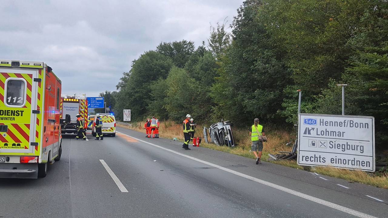 Unfallstelle auf der A3 - ein Fahrzeug liegt auf der Seite.