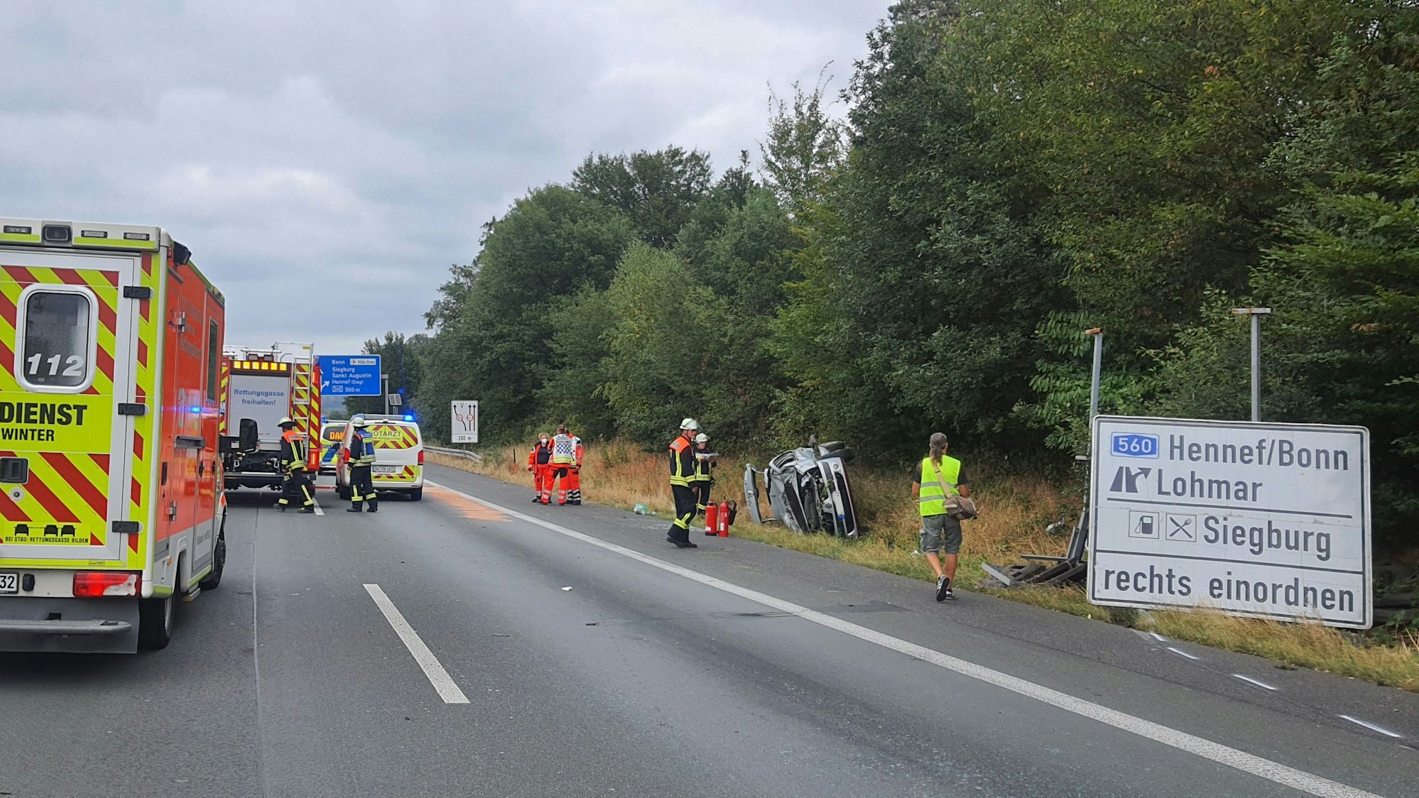 Unfallstelle auf der A3 - ein Fahrzeug liegt auf der Seite.
