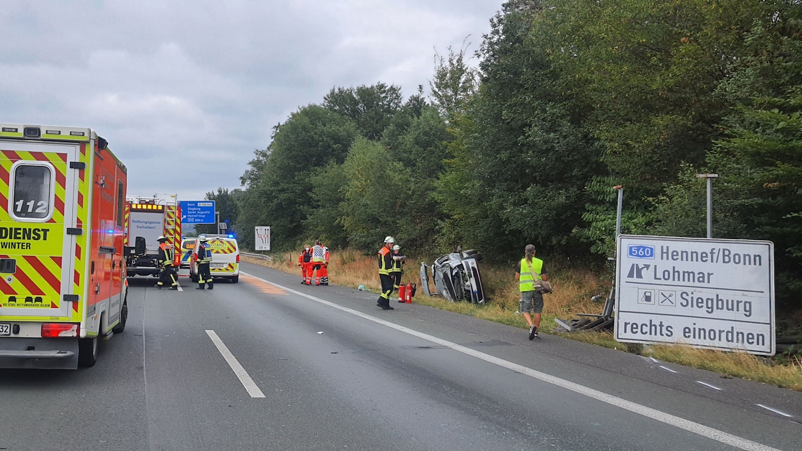Unfallstelle auf der A3 - ein Fahrzeug liegt auf der Seite.
