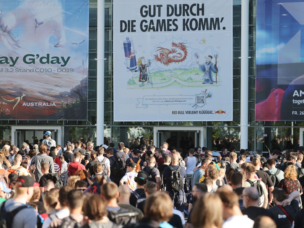 Das Foto zeigt die wartenden Spiele-Fans am 26. August 2022 vor dem Eingang.