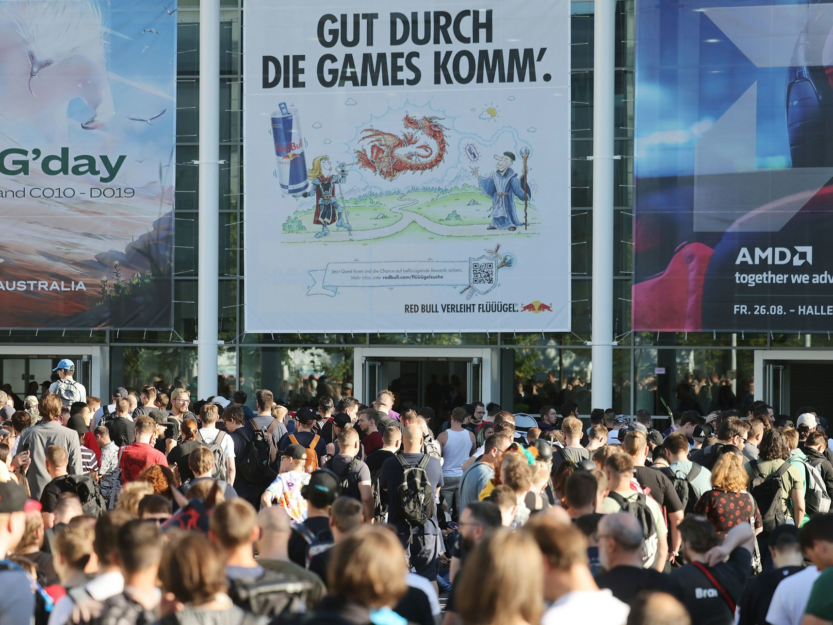 Das Foto zeigt die wartenden Spiele-Fans am 26. August 2022 vor dem Eingang.