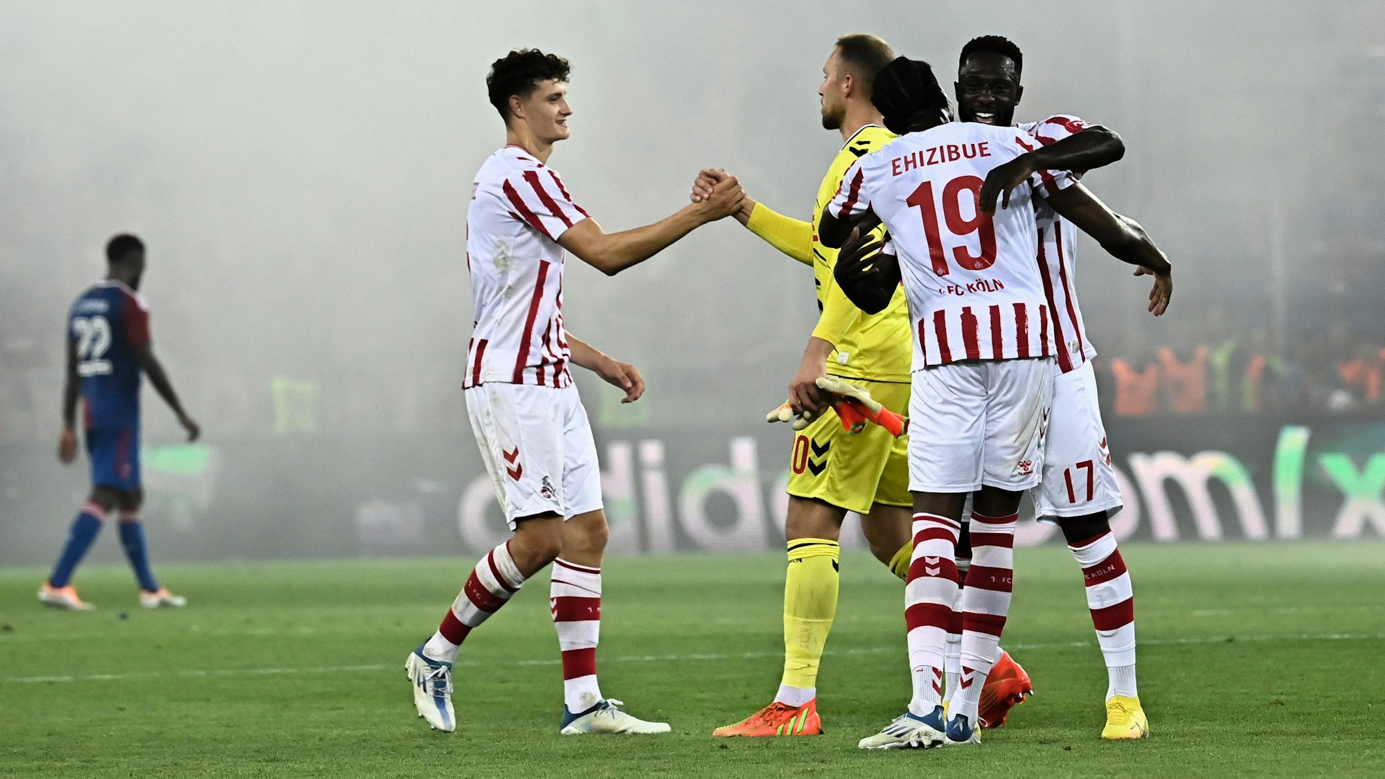 Die FC-Profis konnten sich nach dem Playoff-Sieg beim Fehérvár FC am 25. August 2022 auch bei Keeper Marvin Schwäbe (2.v.l.) bedanken.