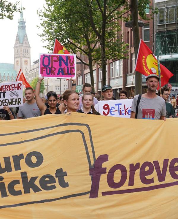 Menschen in Hamburg demonstrieren am 26. August 2022 für ein ewiges 9-Euro-Ticket.