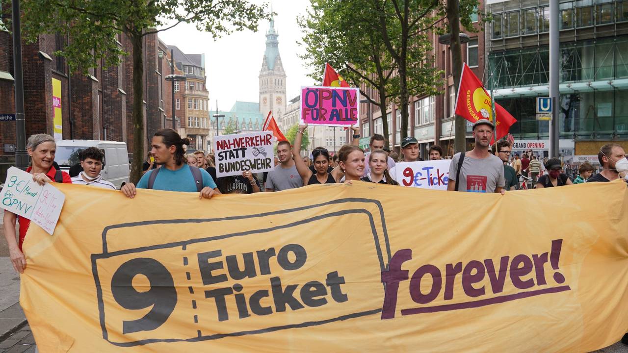 Menschen in Hamburg demonstrieren am 26. August 2022 für ein ewiges 9-Euro-Ticket.