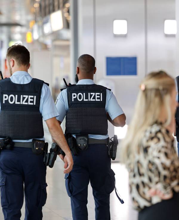 Bundespolizisten patrouillieren am 24. Juni 2022 am Flughafen Düsseldorf.