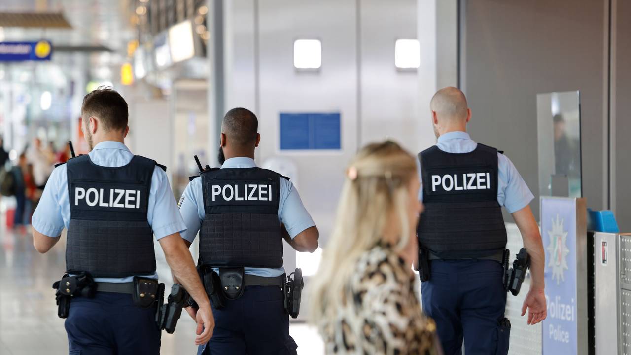 Bundespolizisten patrouillieren am 24. Juni 2022 am Flughafen Düsseldorf.
