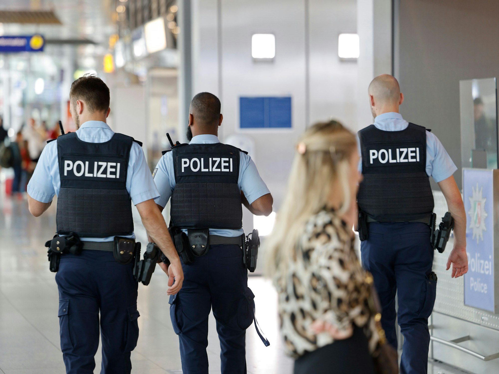 Bundespolizisten patrouillieren am 24. Juni 2022 am Flughafen Düsseldorf.