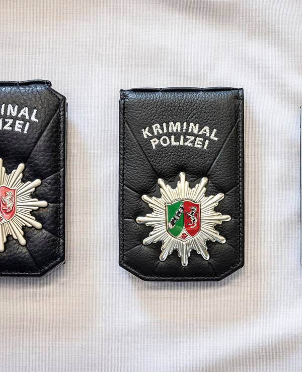 Das Foto zeigt die drei Versionen neuer Erkennungsmarken der Kriminalpolizei in Nordrhein-Westfalen. Die Kripo testet die Marken ab dem 5. September.