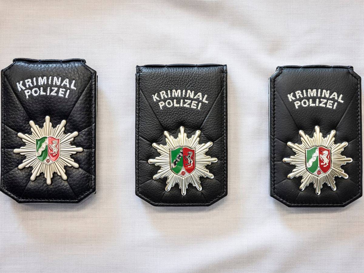 Das Foto zeigt die drei Versionen neuer Erkennungsmarken der Kriminalpolizei in Nordrhein-Westfalen. Die Kripo testet die Marken ab dem 5. September.