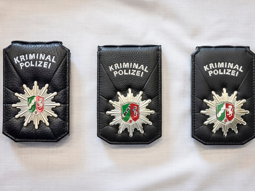Das Foto zeigt die drei Versionen neuer Erkennungsmarken der Kriminalpolizei in Nordrhein-Westfalen. Die Kripo testet die Marken ab dem 5. September.