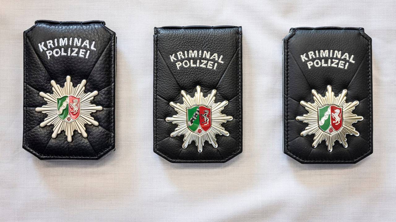 Das Foto zeigt die drei Versionen neuer Erkennungsmarken der Kriminalpolizei in Nordrhein-Westfalen. Die Kripo testet die Marken ab dem 5. September.