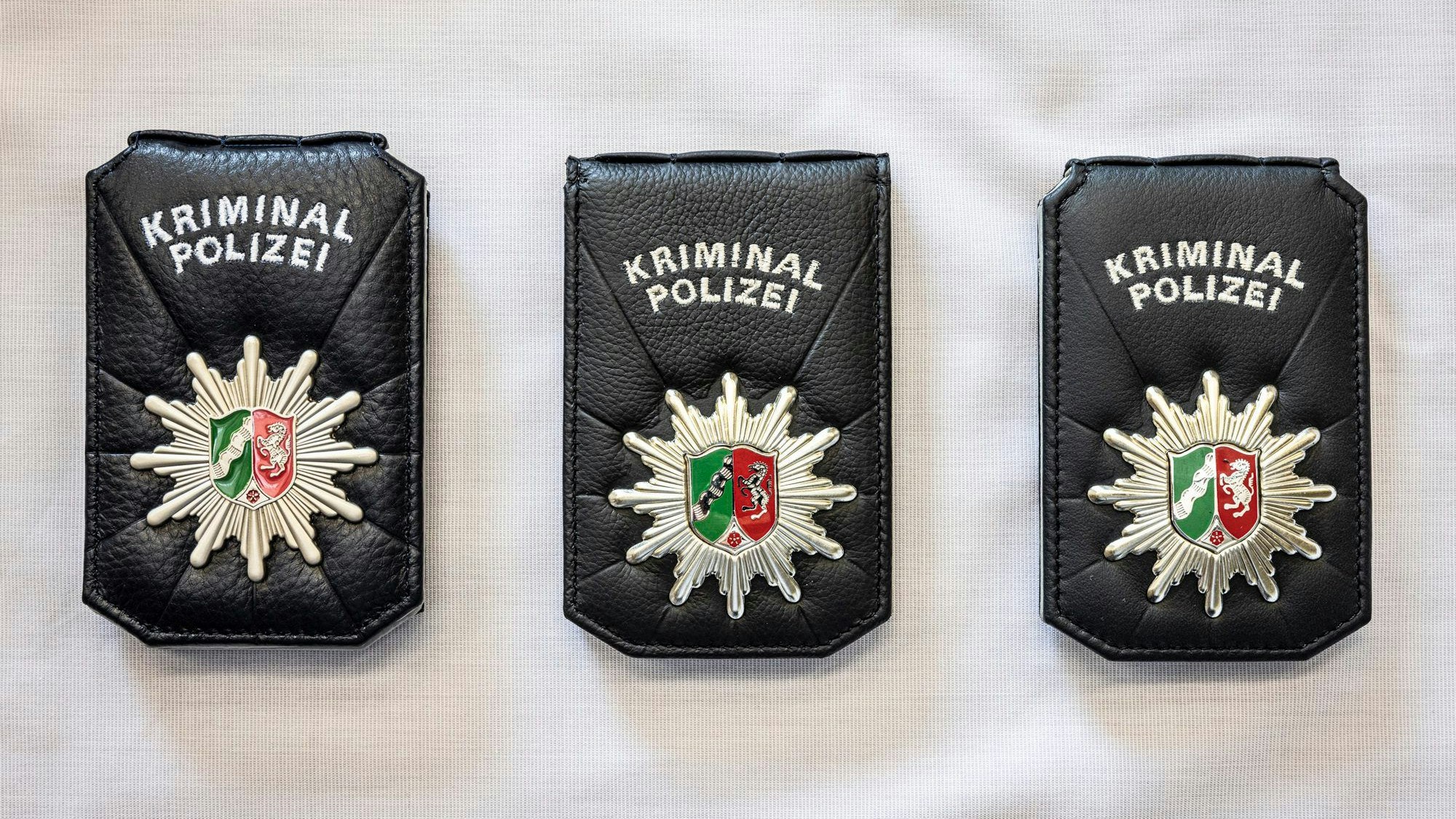 Das Foto zeigt die drei Versionen neuer Erkennungsmarken der Kriminalpolizei in Nordrhein-Westfalen. Die Kripo testet die Marken ab dem 5. September.