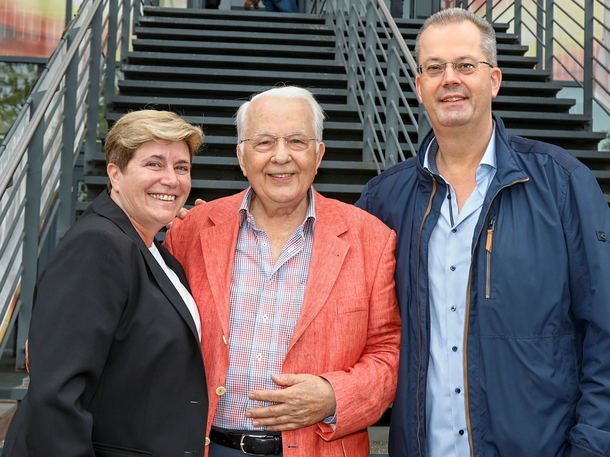 Eberhard Bauer-Hofner steht zwischen zwei Kollegen, die seine Firma fortführen werden.