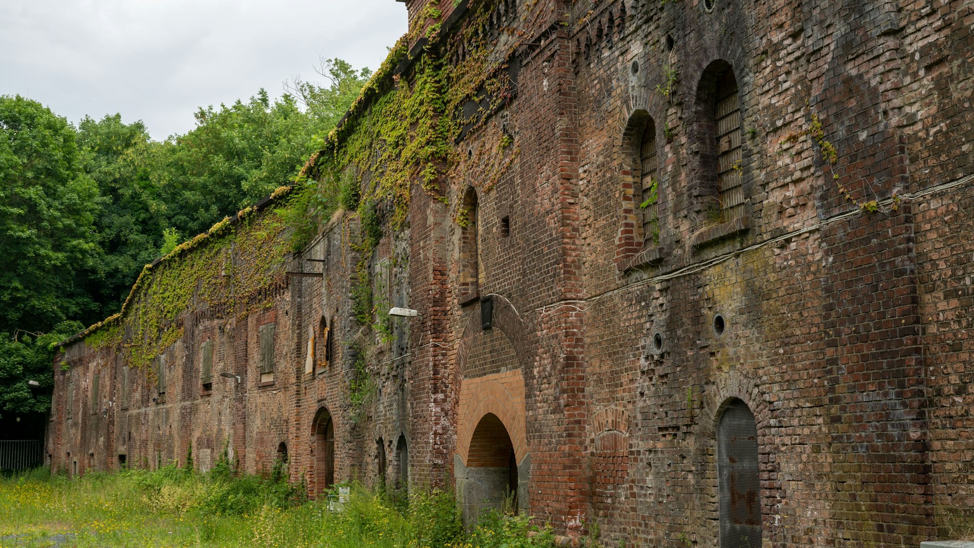 In einem Bunker in der Westhovener Aue soll in der Nacht zum Samstag eine illegale Techno-Party stattgefunden haben. Unser Foto zeigt die Bunker-Anlage Fort XI in Köln-Mülheim.