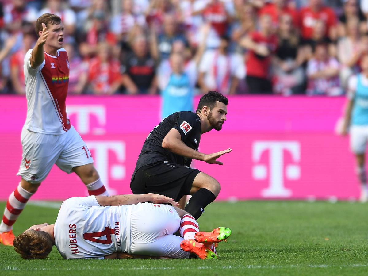 Stuttgarts Luca Pfeiffer kassierte nach seinem Foul gegen Kölns Timo Hübers am 28. August 2022 die Rote Karte.