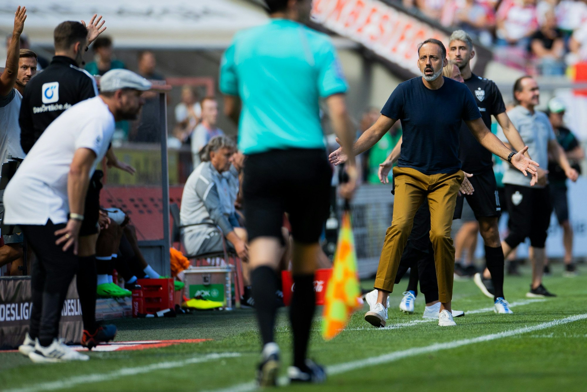 Stuttgarts Trainer Pellegrino Matarazzo ärgert sich an der Seitenlinie.