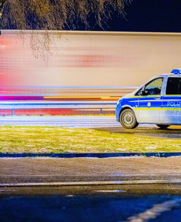 Einsatzkräfte der Bundespolizei stehen mit einem Fahrzeug an der deutsch-niederländischen Grenze. Am Übergang Wyler kam es am Freitag zu einem Zwischenfall.