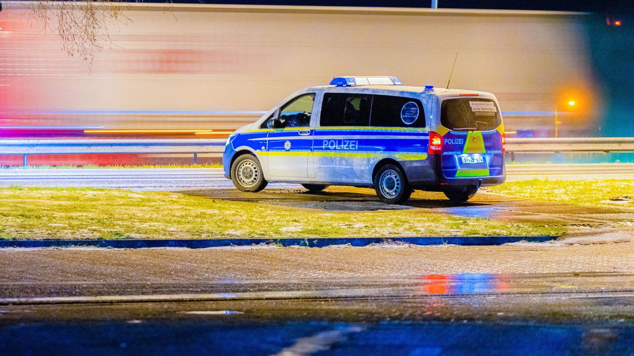 Einsatzkräfte der Bundespolizei stehen mit einem Fahrzeug an der deutsch-niederländischen Grenze. Am Übergang Wyler kam es am Freitag zu einem Zwischenfall.