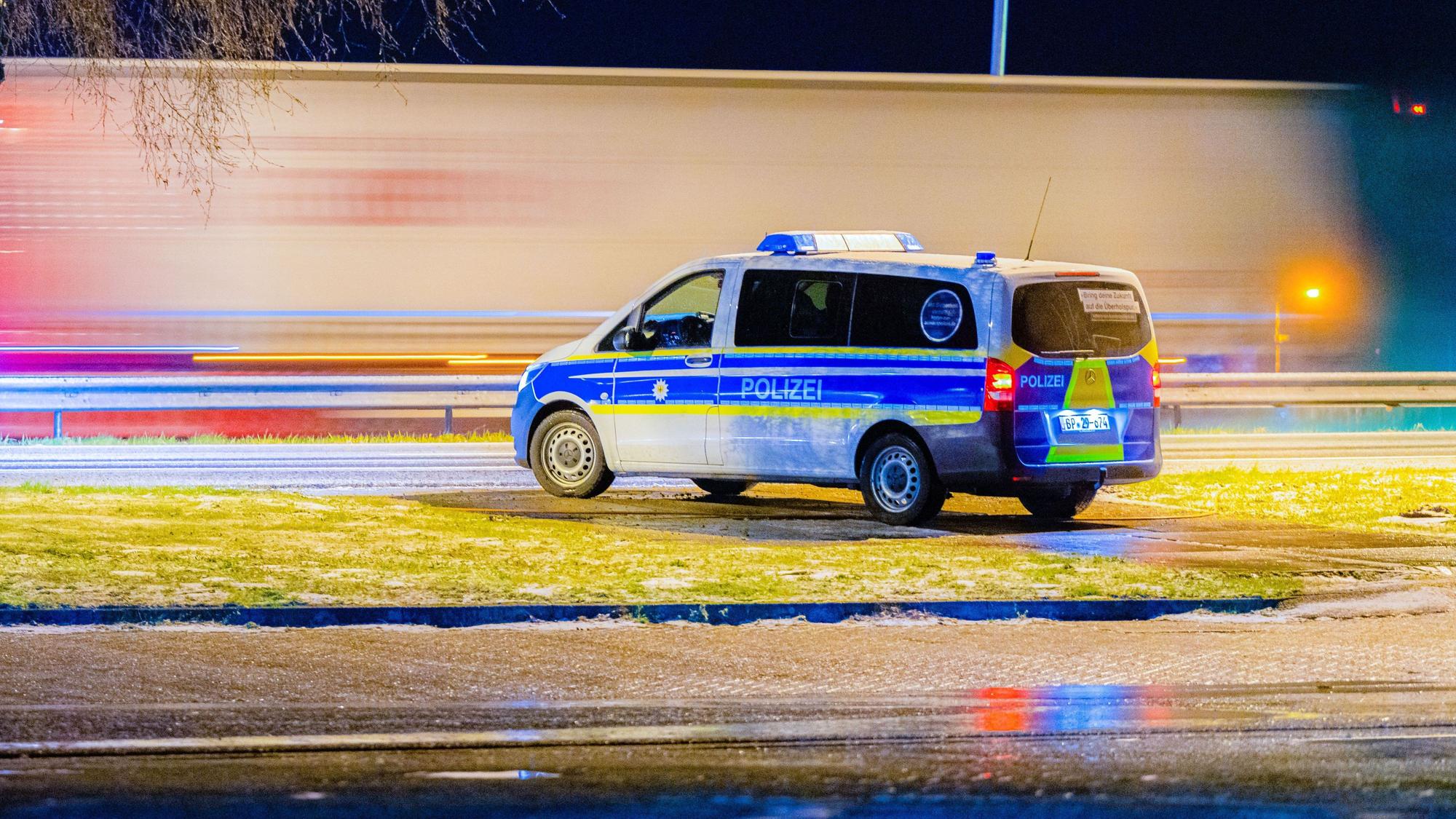 Einsatzkräfte der Bundespolizei stehen mit einem Fahrzeug an der deutsch-niederländischen Grenze. Am Übergang Wyler kam es am Freitag zu einem Zwischenfall.