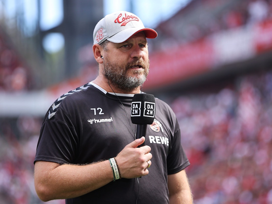 Steffen Baumgart steht am 28. August 2022 mit DAZN-Mikrofon im Stadion.