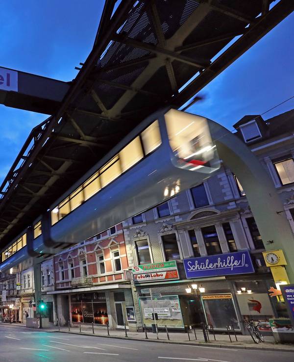 Eine Schwebebahn fährt durch den Stadtteil Vohwinkel in Wuppertal.