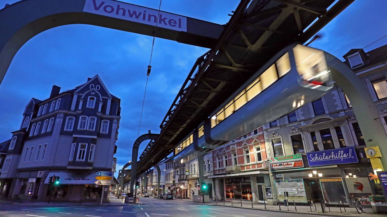 Eine Schwebebahn fährt durch den Stadtteil Vohwinkel in Wuppertal.