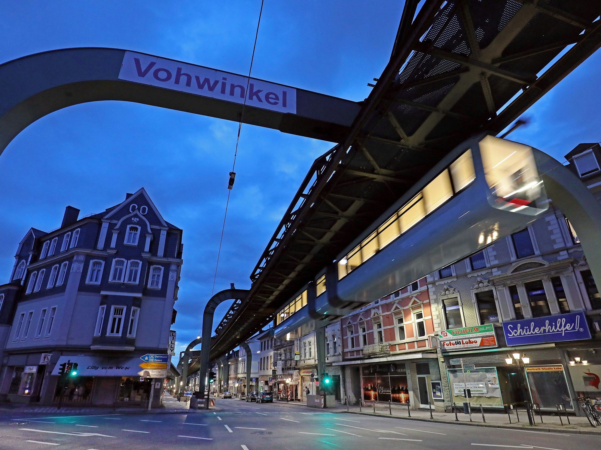 Eine Schwebebahn fährt durch den Stadtteil Vohwinkel in Wuppertal.