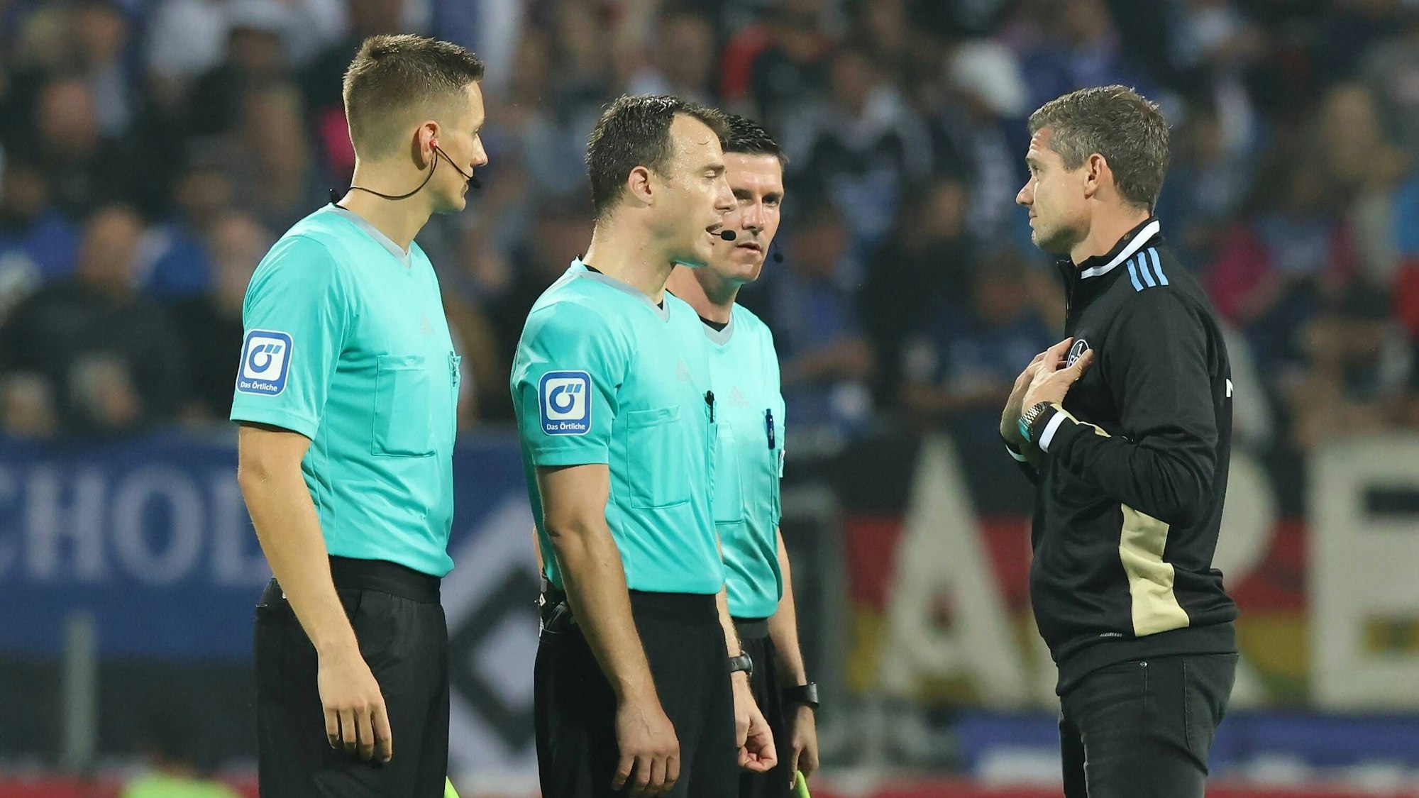 1.FC-Nürnberg-Trainer Robert Klauß im Gespräch mit dem Schiedsrichtergespann um Felix Zwayer (Mitte), der von seinen Assistenten und Felix Bickel (links) und Stefan Lupp begleitet wurde.