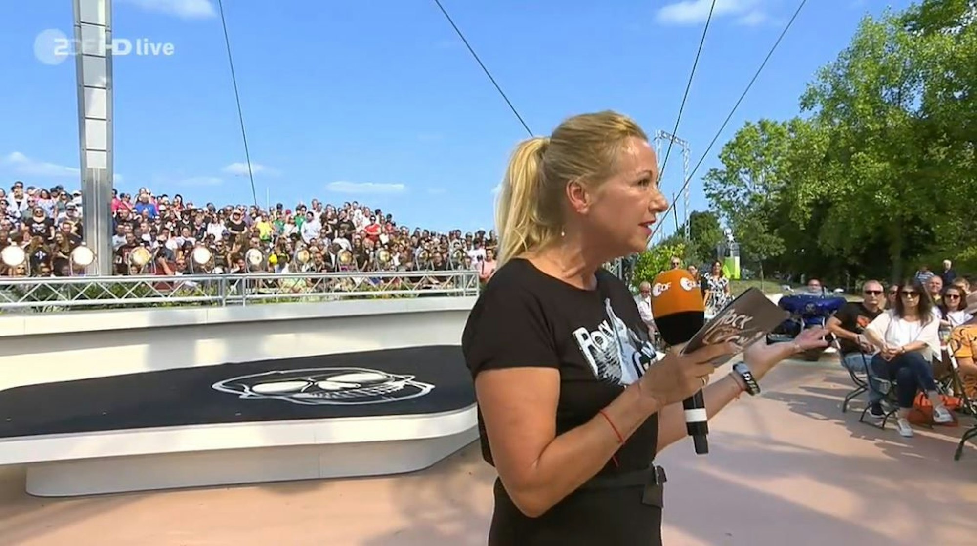 ZDF Fernsehgarten am 28.8.2022
Moderatorin Andrea Kiewel
Screenshot zur Berichterstattung erstellt.
Foto: ZDF