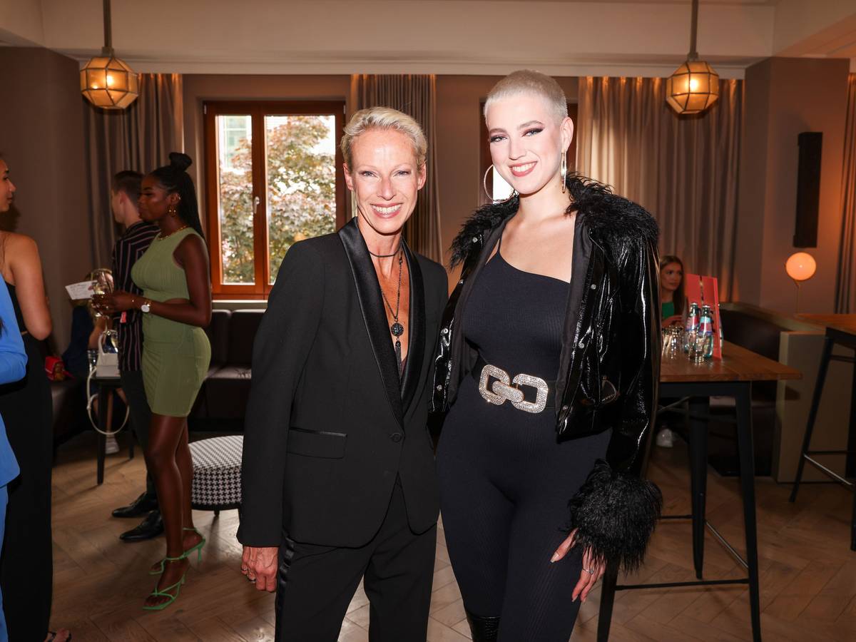 Martina Gleißenebner-Teskey (links) und ihre Tochter Lou-Anne im Juni 2022 beim Release des Soundtracks von Arise in Berlin.