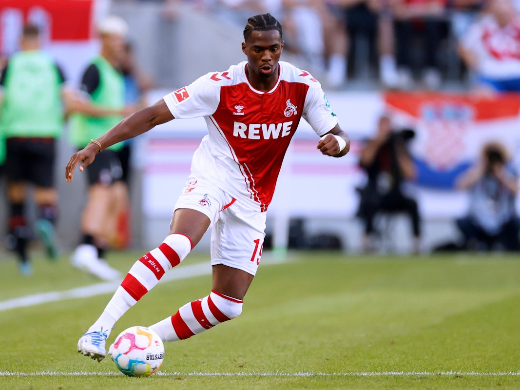 Kingsley Ehizibue führt den Ball im Testspiel gegen die AC Mailand