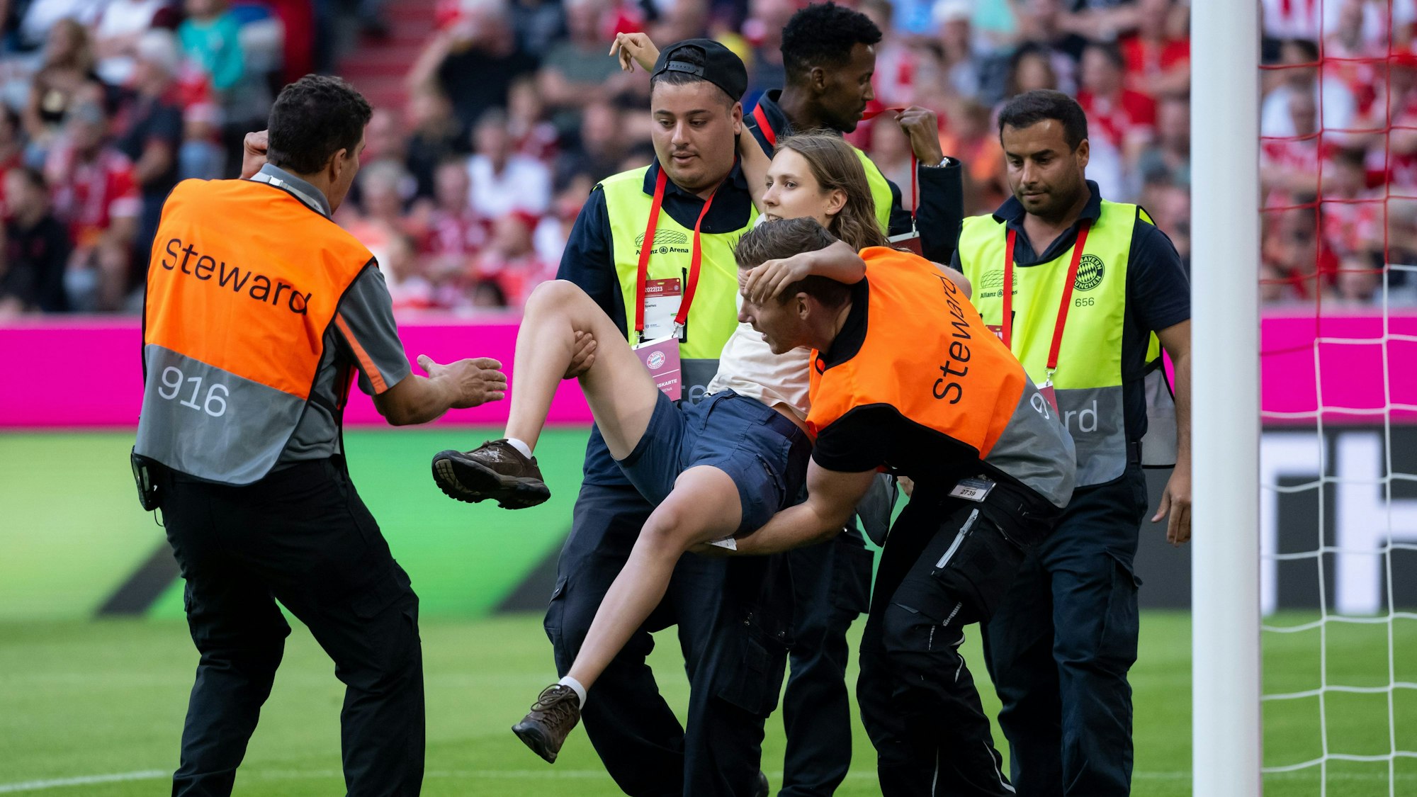 Eine Protestaktion der Klimaaktivisten der „Letzten Generation“ hat zur kurzzeitigen Unterbrechung des Bundesliga-Topspiels des FC Bayern gegen Borussia Mönchengladbach geführt.